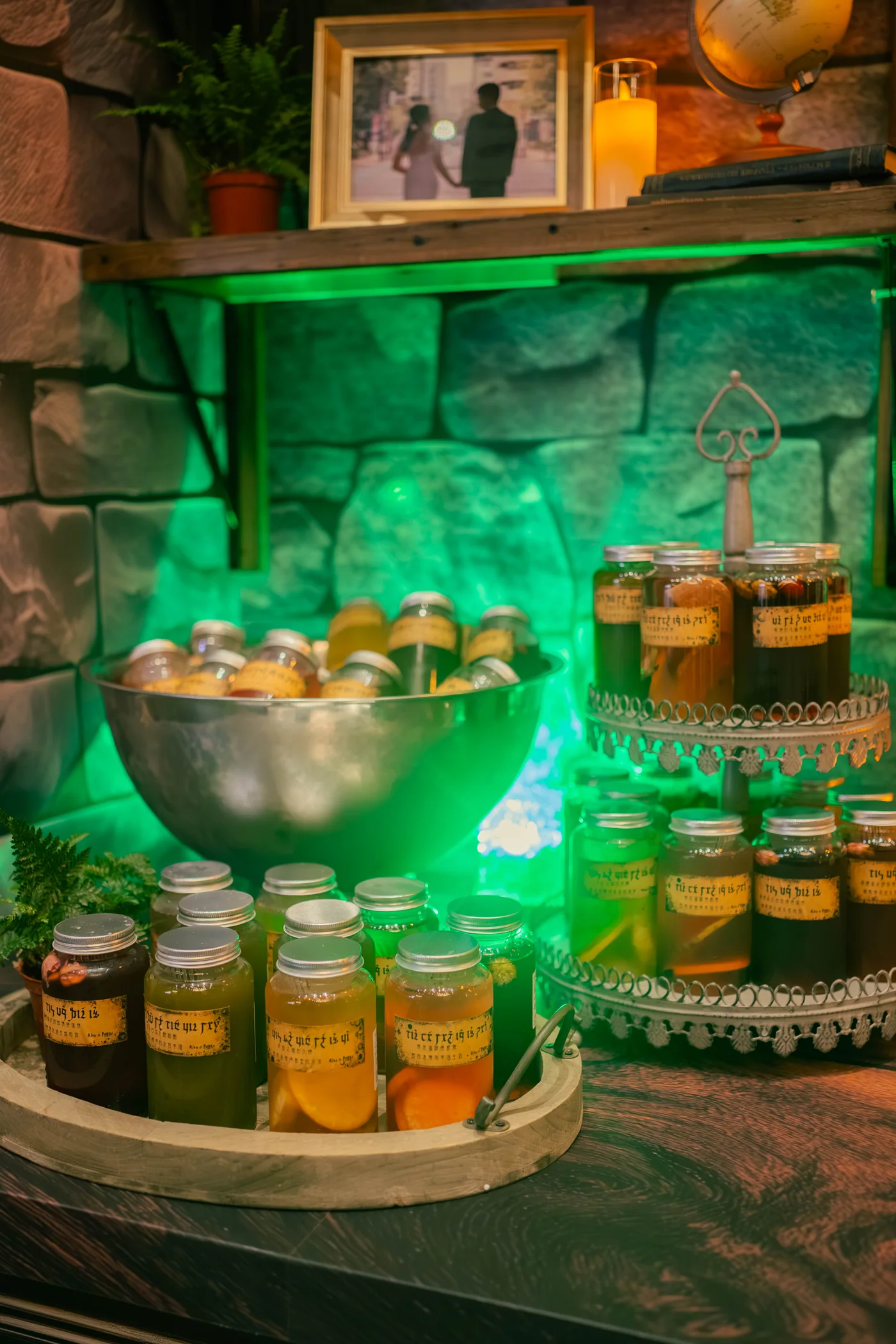 村花囍茶與魔藥瓶細節,綠色燈光下呈現客製標籤與復古托盤。
