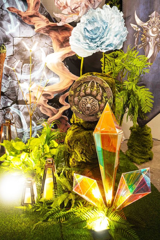 苔蘚上立著熊掌圓章，前方三角晶礦被燈光映亮