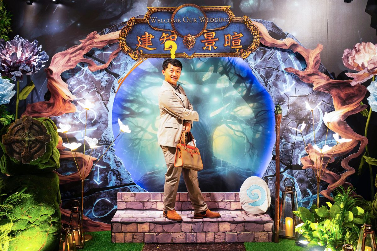 賓客NPC站在台階上擺姿，拱門內藍光映出樹影。