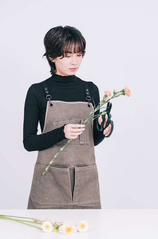村家鮭女 2025畢業季限定花禮 4 村家鮭女花藝師工作照