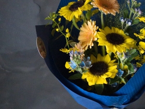 《藍光星語》|星光系藍色畢業花束 10 藍色色向日葵鮮花畢業花束