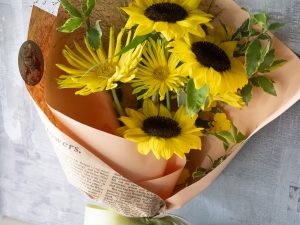 報紙包裝向日葵鮮花束