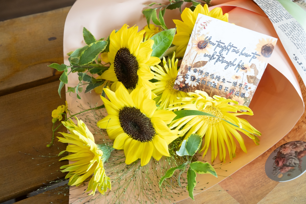 報紙包裝向日葵鮮花束