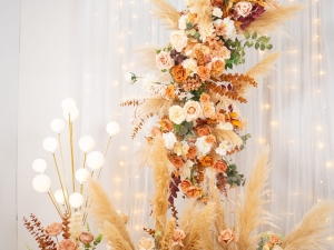 奶茶色尤加利木拱門，溫馨自然風格婚禮佈置