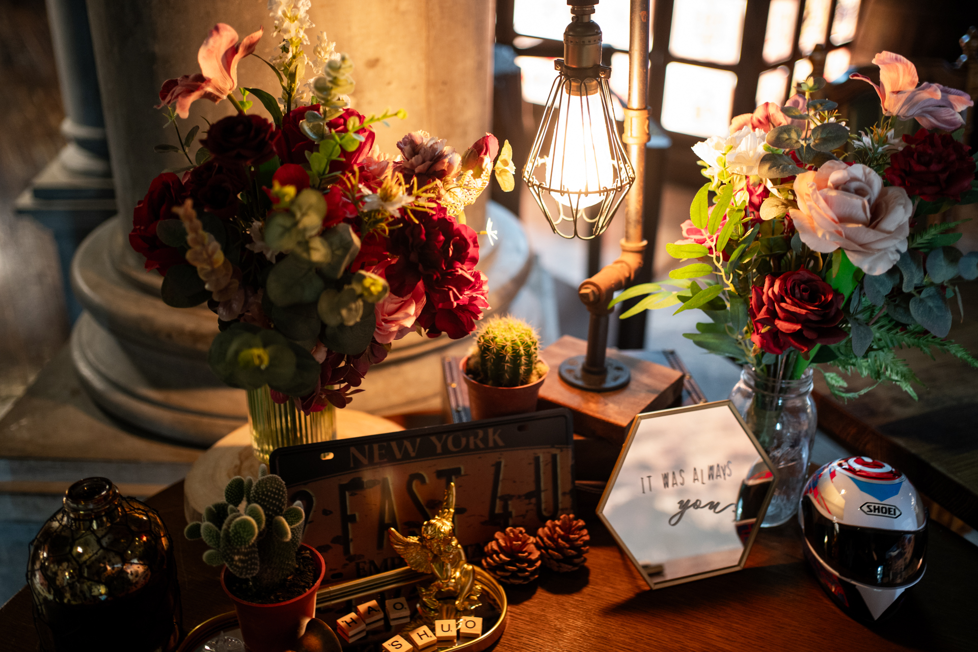 簽名桌全景與迷你安全帽