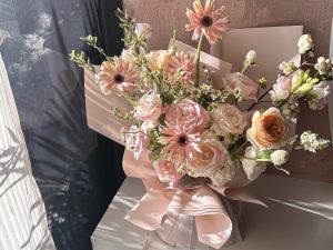 Alternative view of 鮮花花束|氣質粉白色系 多樣混合花材花束