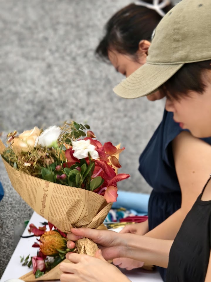 村家鮭女 2025畢業季限定花禮 5 村家鮭女花藝師工作照