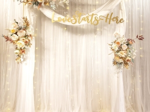 Alternative view of 金色ㄇ字型拱門