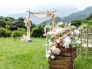 奶茶色尤加利木拱門，溫馨自然風格婚禮佈置