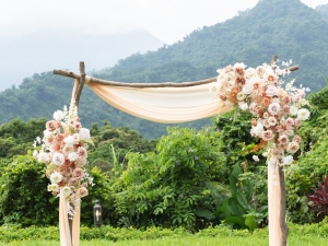 奶茶色尤加利木拱門，溫馨自然風格婚禮佈置