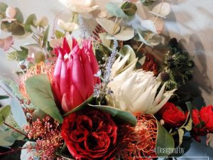 Alternative view of 紅色手綁花束