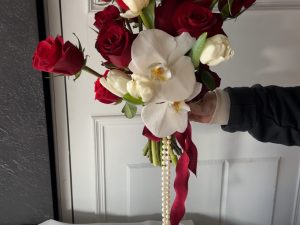 Alternative view of 鮮花捧花｜紅玫瑰＋鬱金香捧花