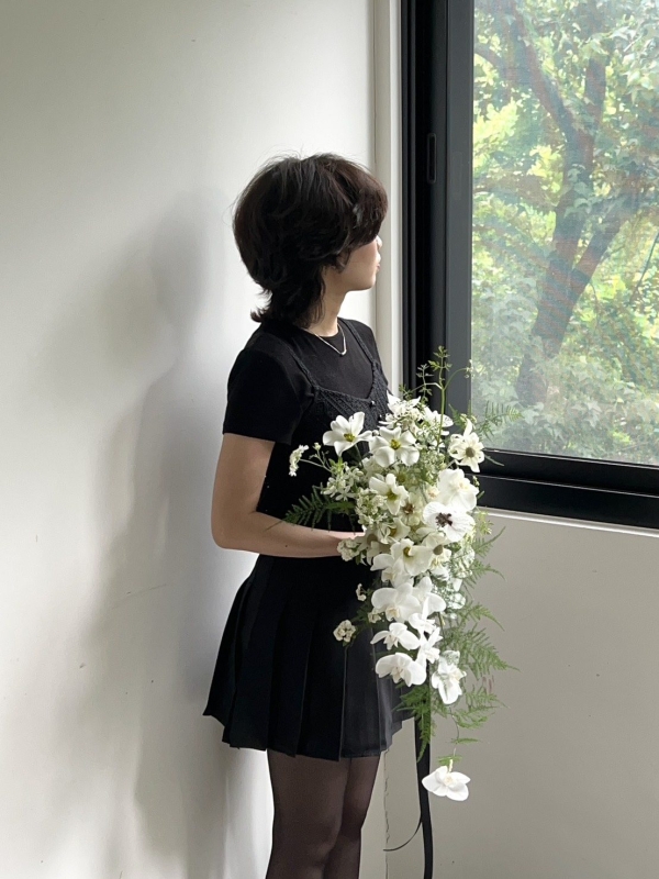 a woman holding a bouquet of flowers 瀑布