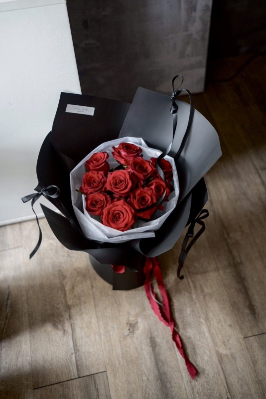 a bouquet of red roses 村家鮭女 高端花藝訂製 精品花禮實拍照