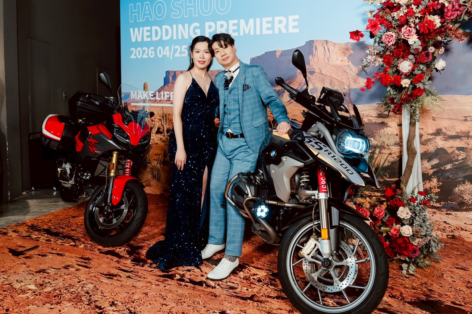 新人與雙 BMW 重機主背板合影