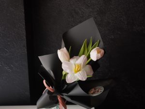 Alternative view of 七夕情人節｜微光三色 黑粉 鬱金香小花束S size